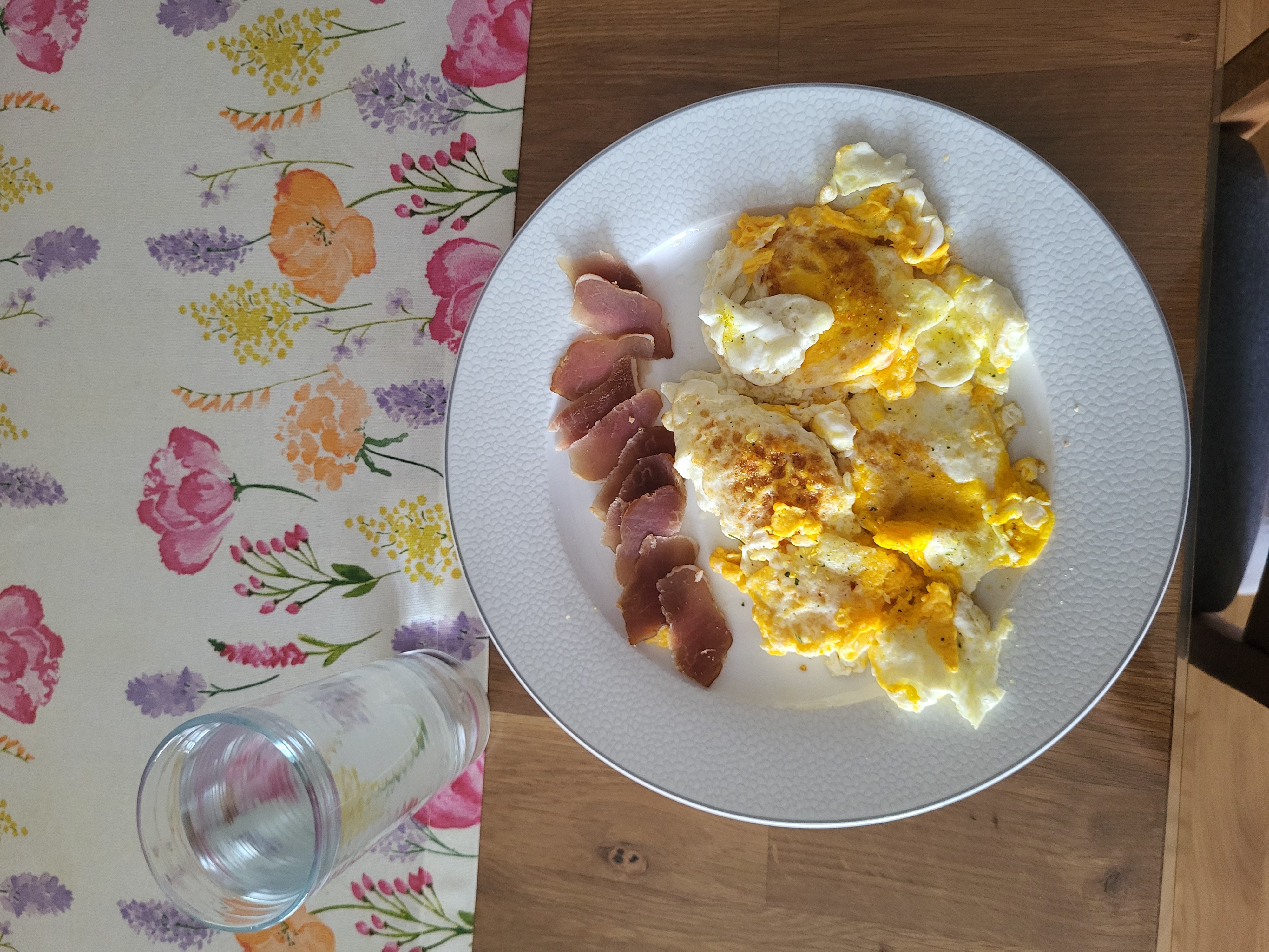 Eggs and cured ham