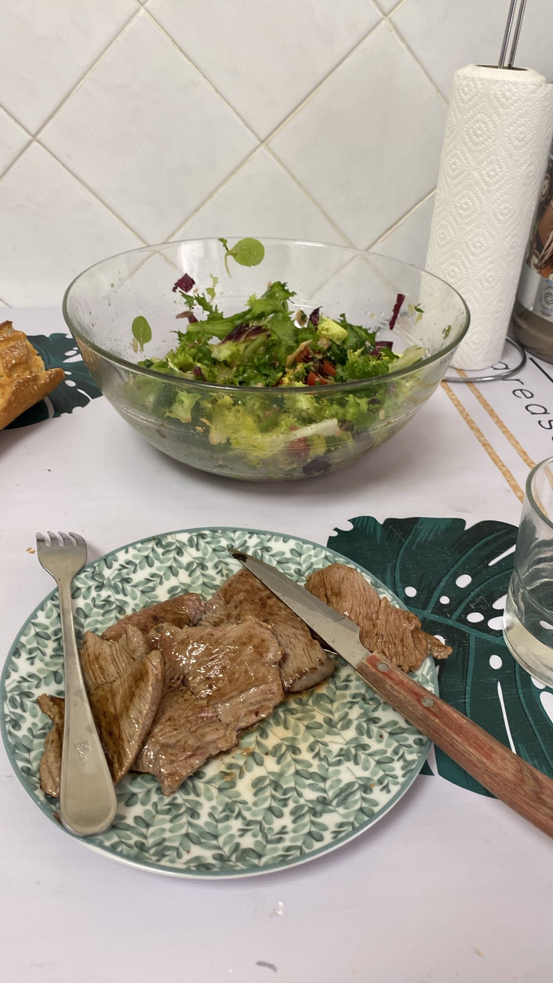 Carne con ensalada mixta