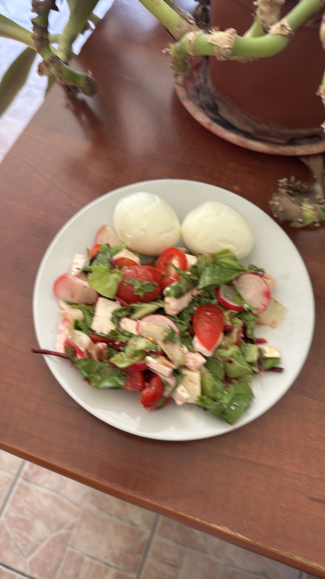 Salată cu ouă fierte