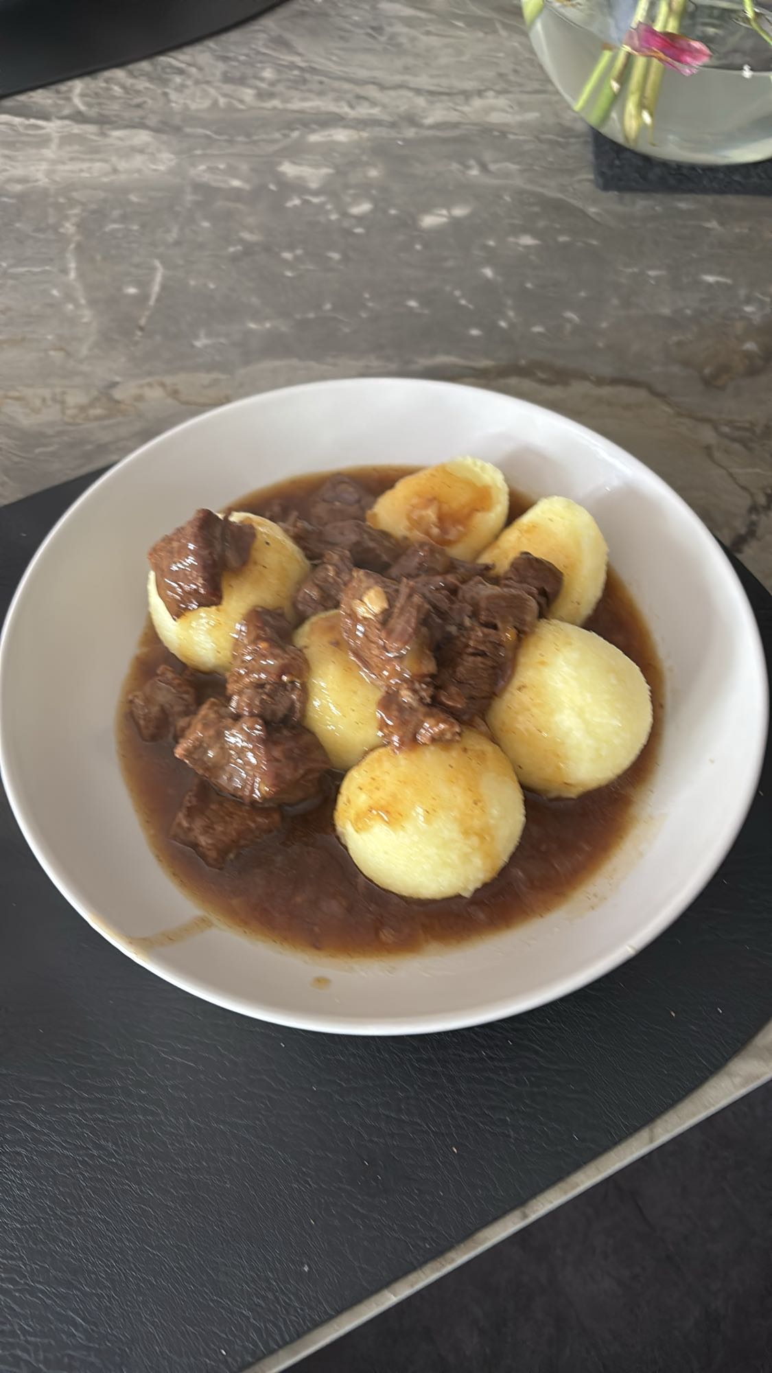 Rindergulasch mit Klößen