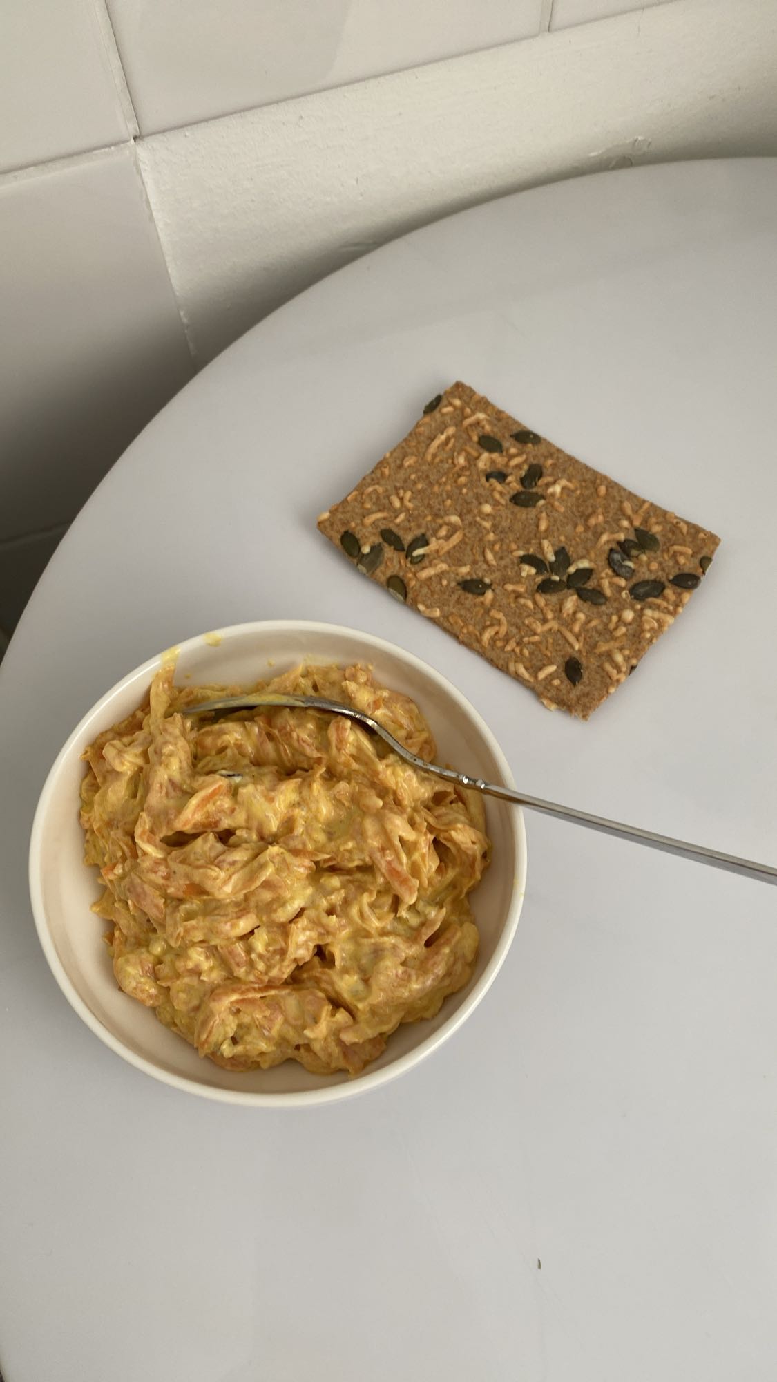 Geraspte wortel salade & cracker