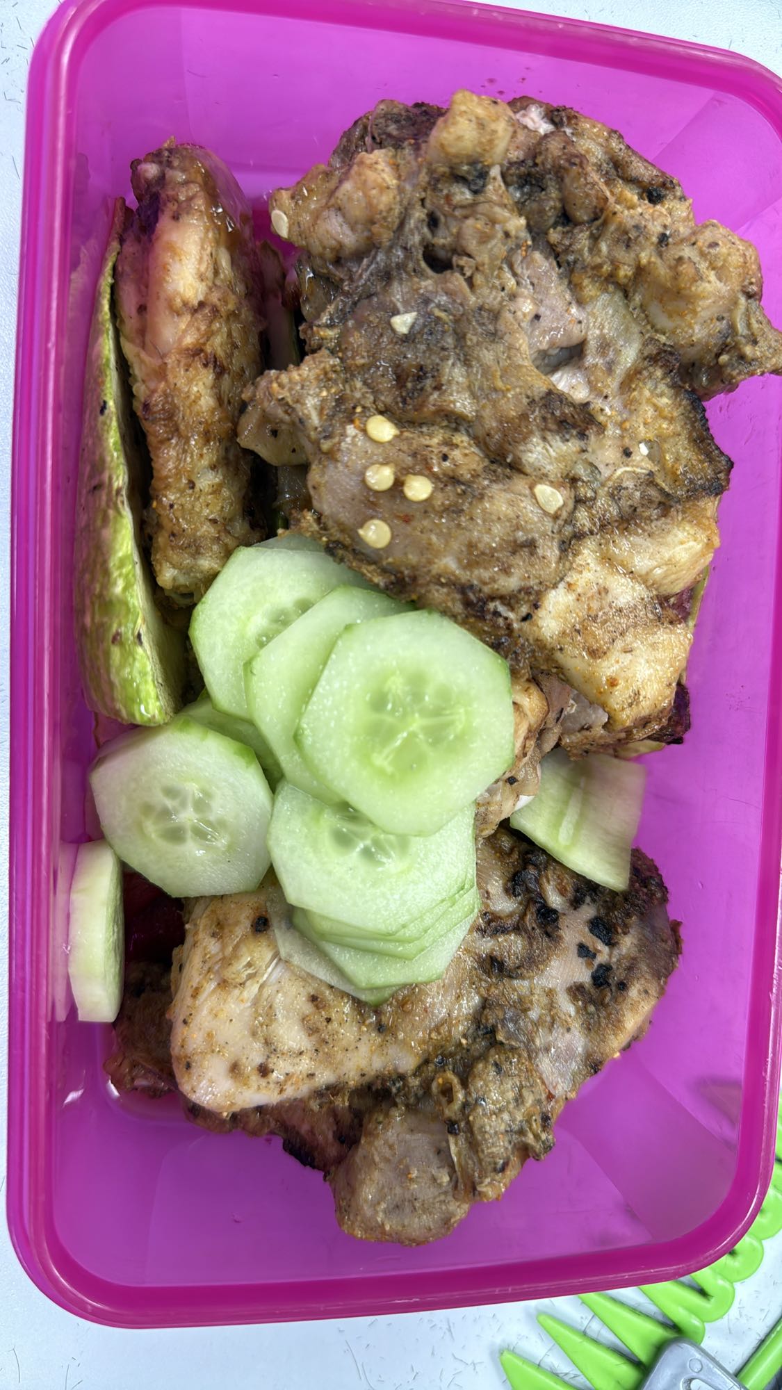 Pui la grătar cu castraveți