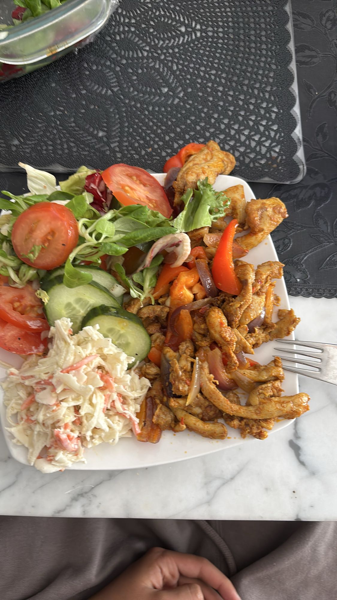 kip met salade en koolsla