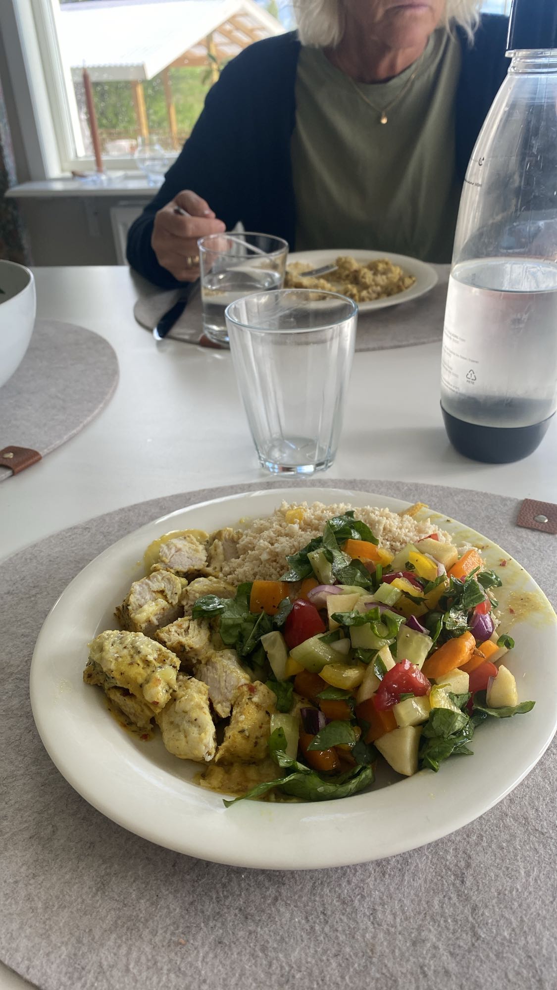 Kyckling med blomkålsris och kesosås