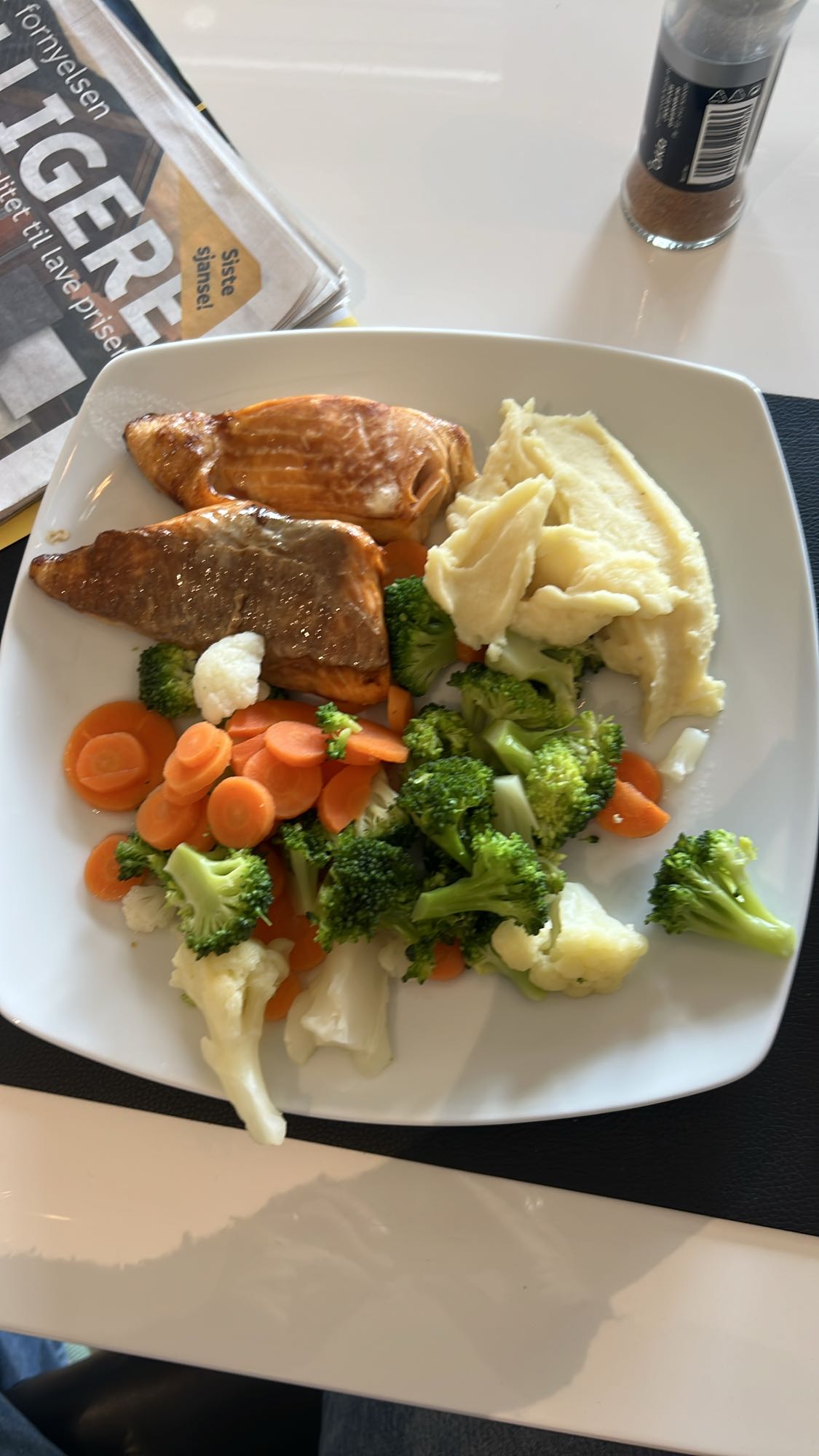 Laks med grønnsaker