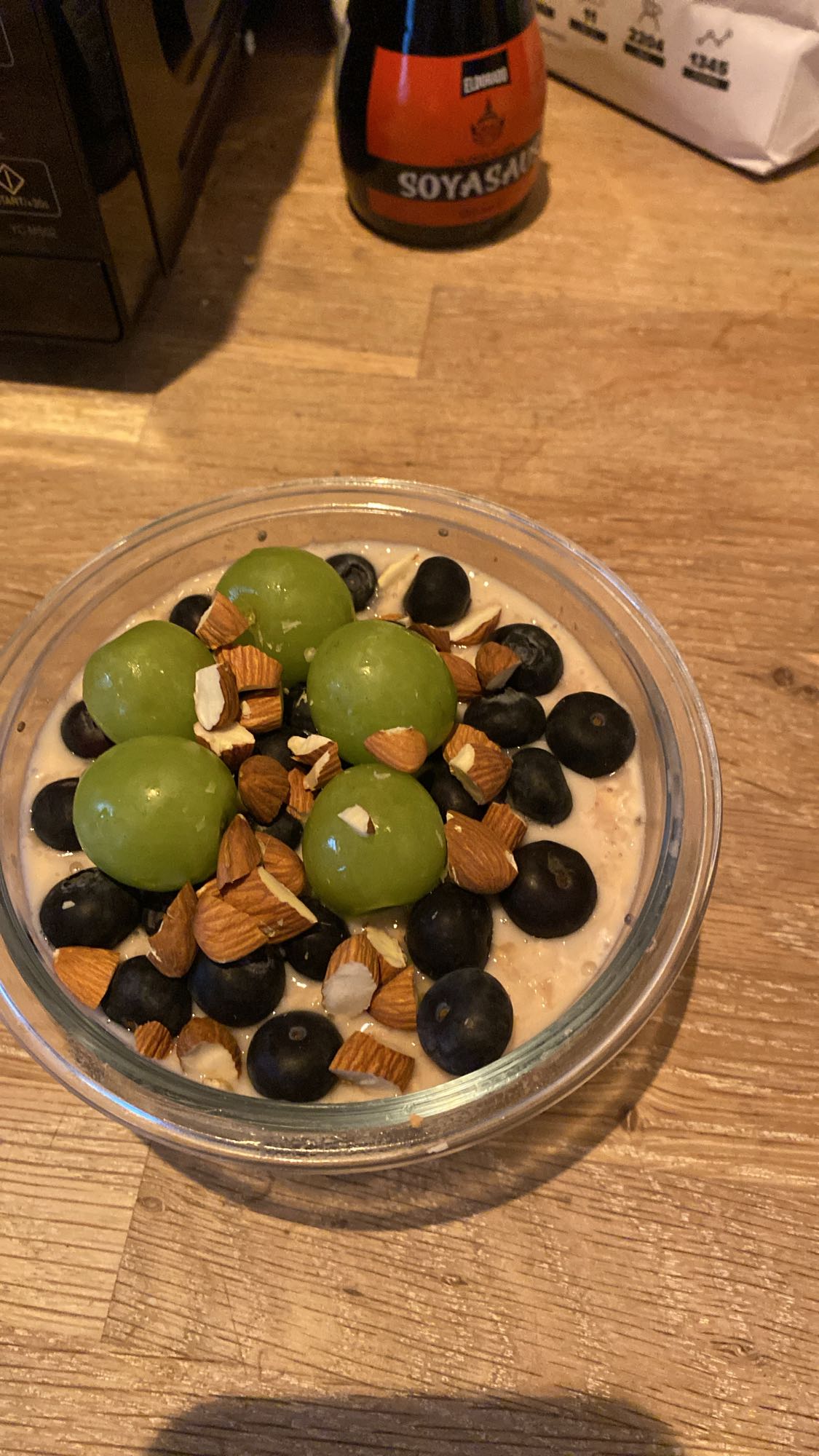 Havregrøt med frukt og nøtter