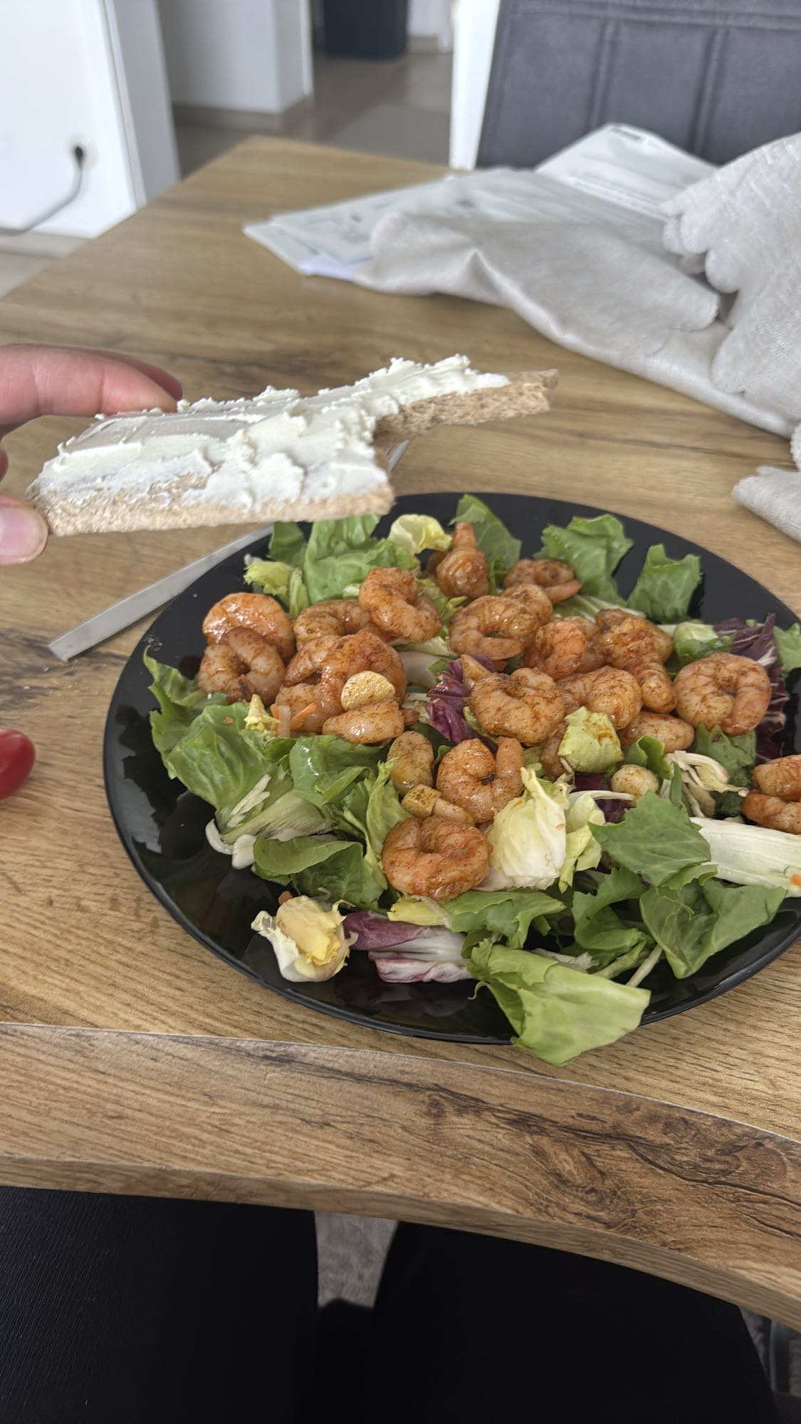 Garnelen-Salat mit Brot