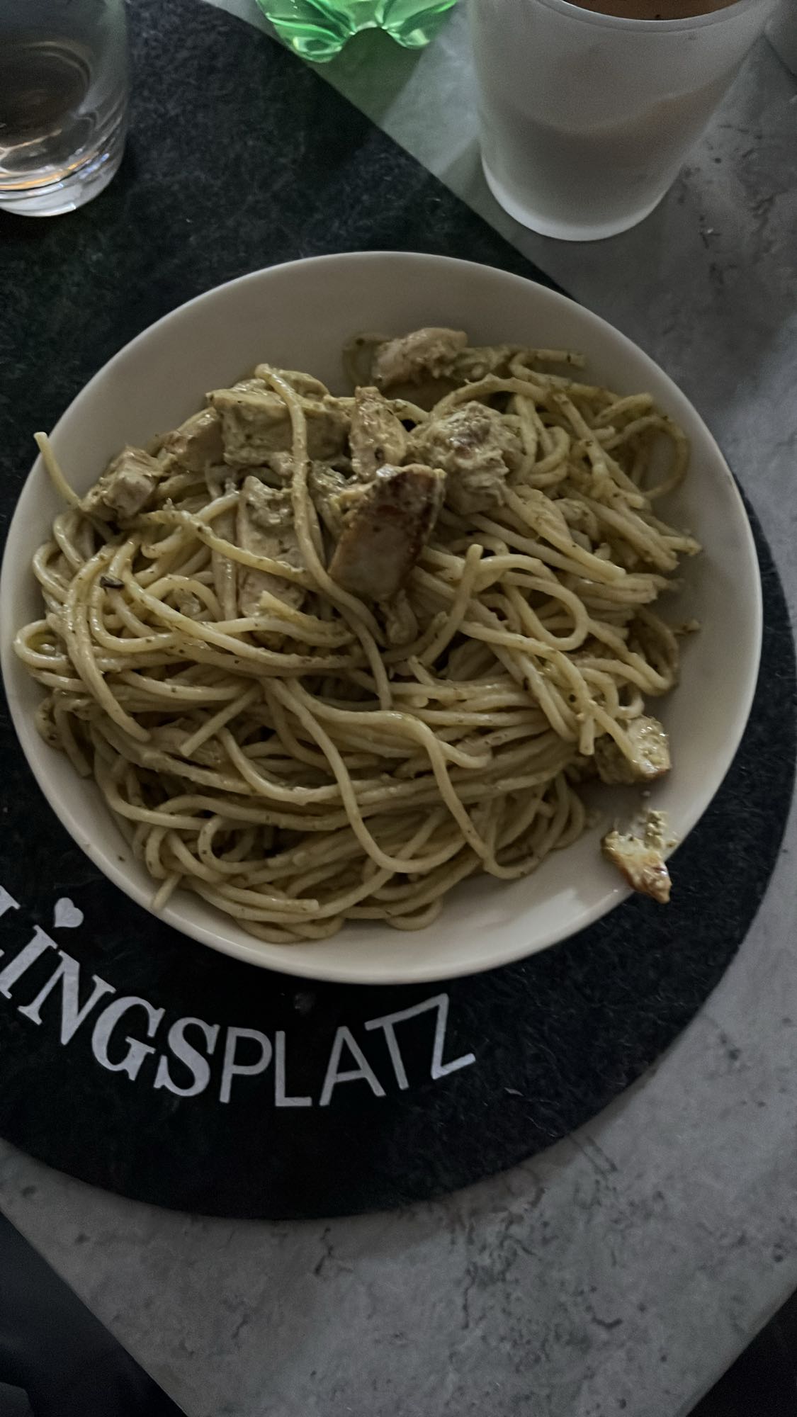Pasta mit Hähnchen und Pesto
