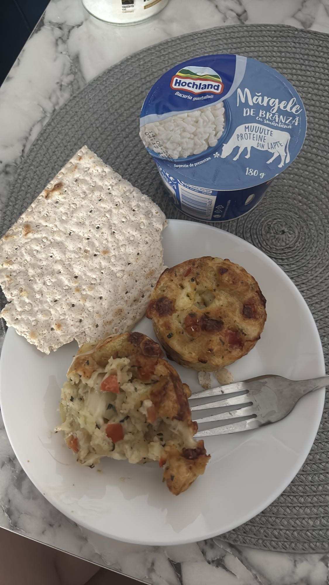 Mic dejun cu brânză și brioșe