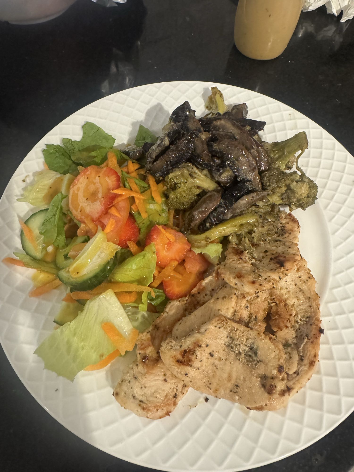 Pollo con ensalada y verduras