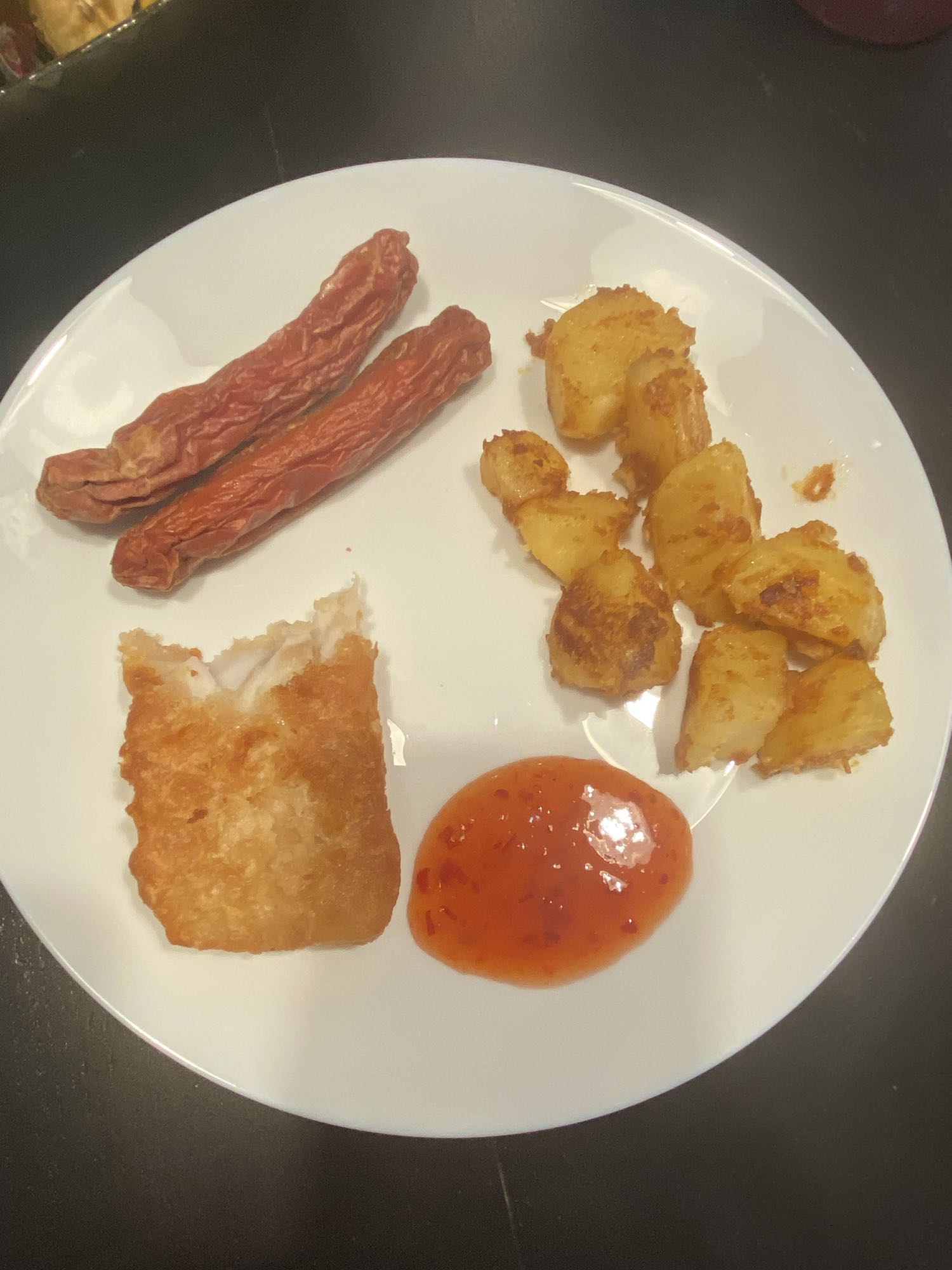 طبق نقانق وبطاطا وصلصة