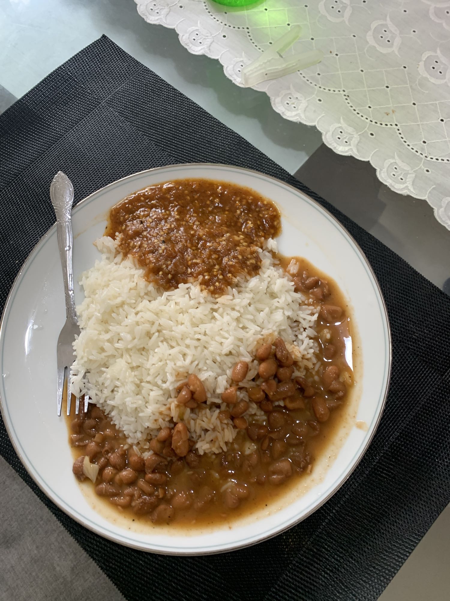 Arroz con frijoles y salsa
