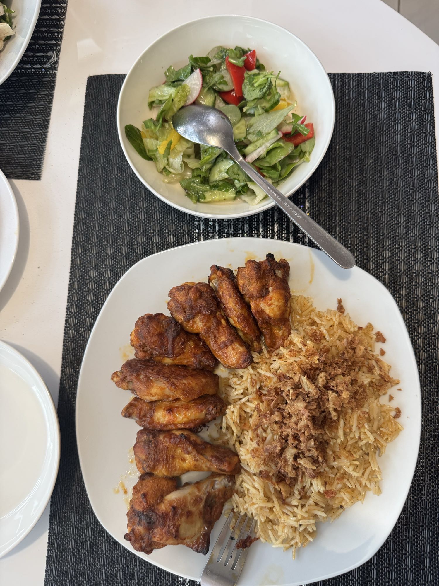 Hähnchen mit Reis und Salat