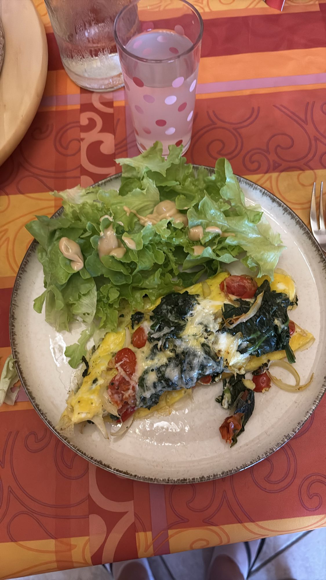 Omelette légumes et salade