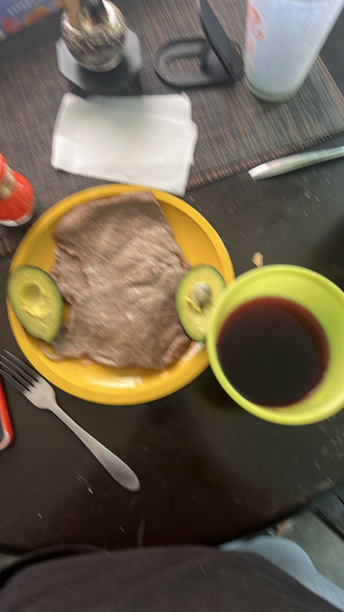 Carne con aguacate y jugo