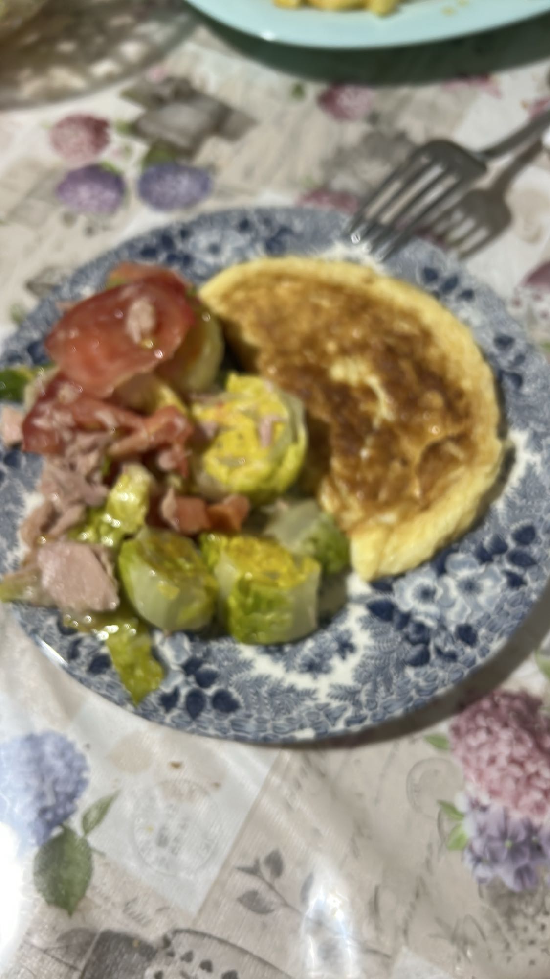 Tortilla y ensalada mixta