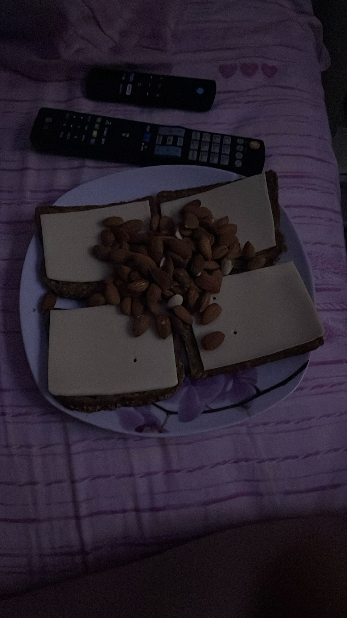 Brot mit Käse und Mandeln