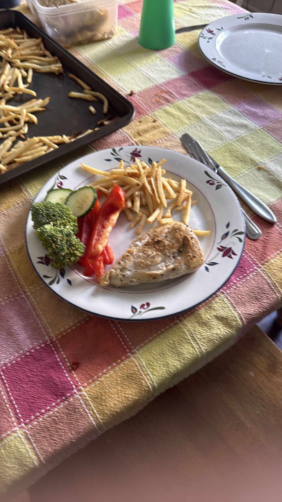 Poulet, frites et légumes