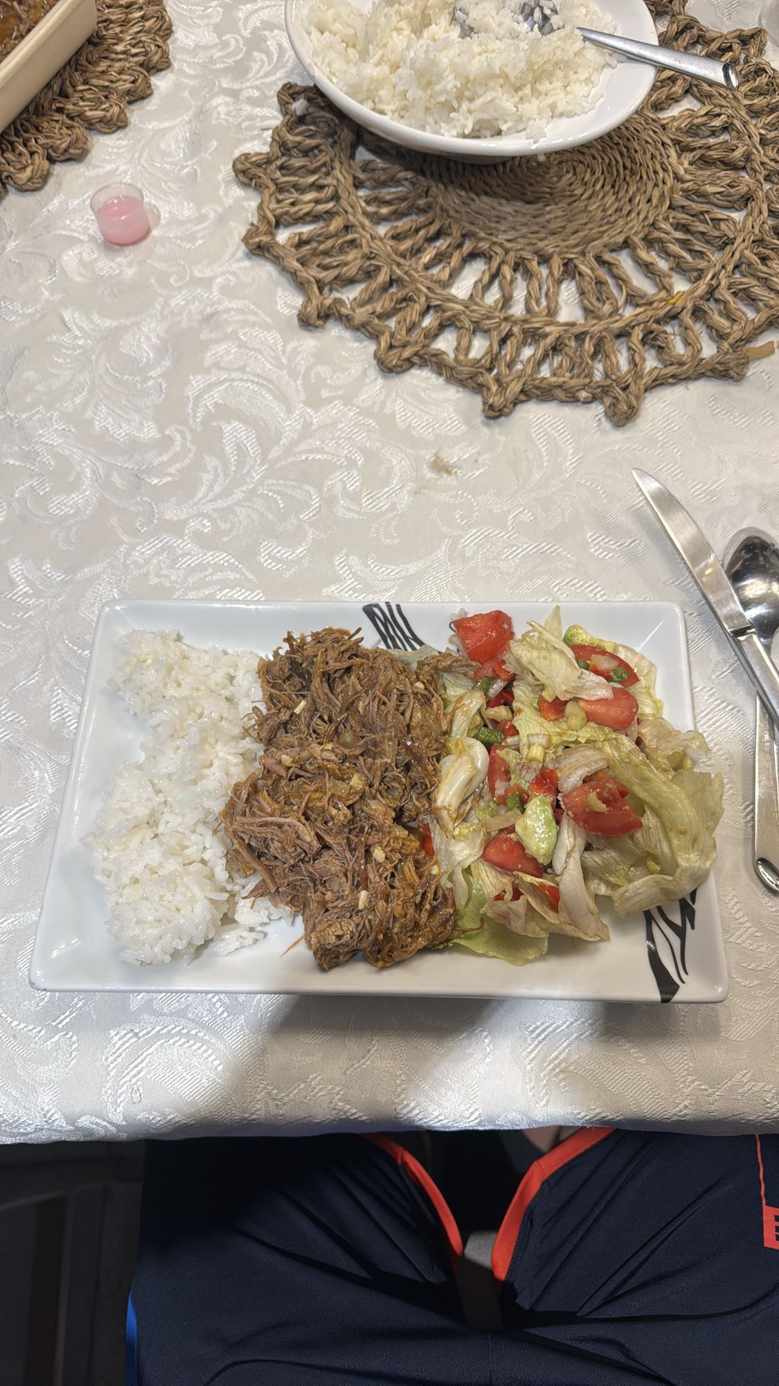 Carne deshebrada con arroz