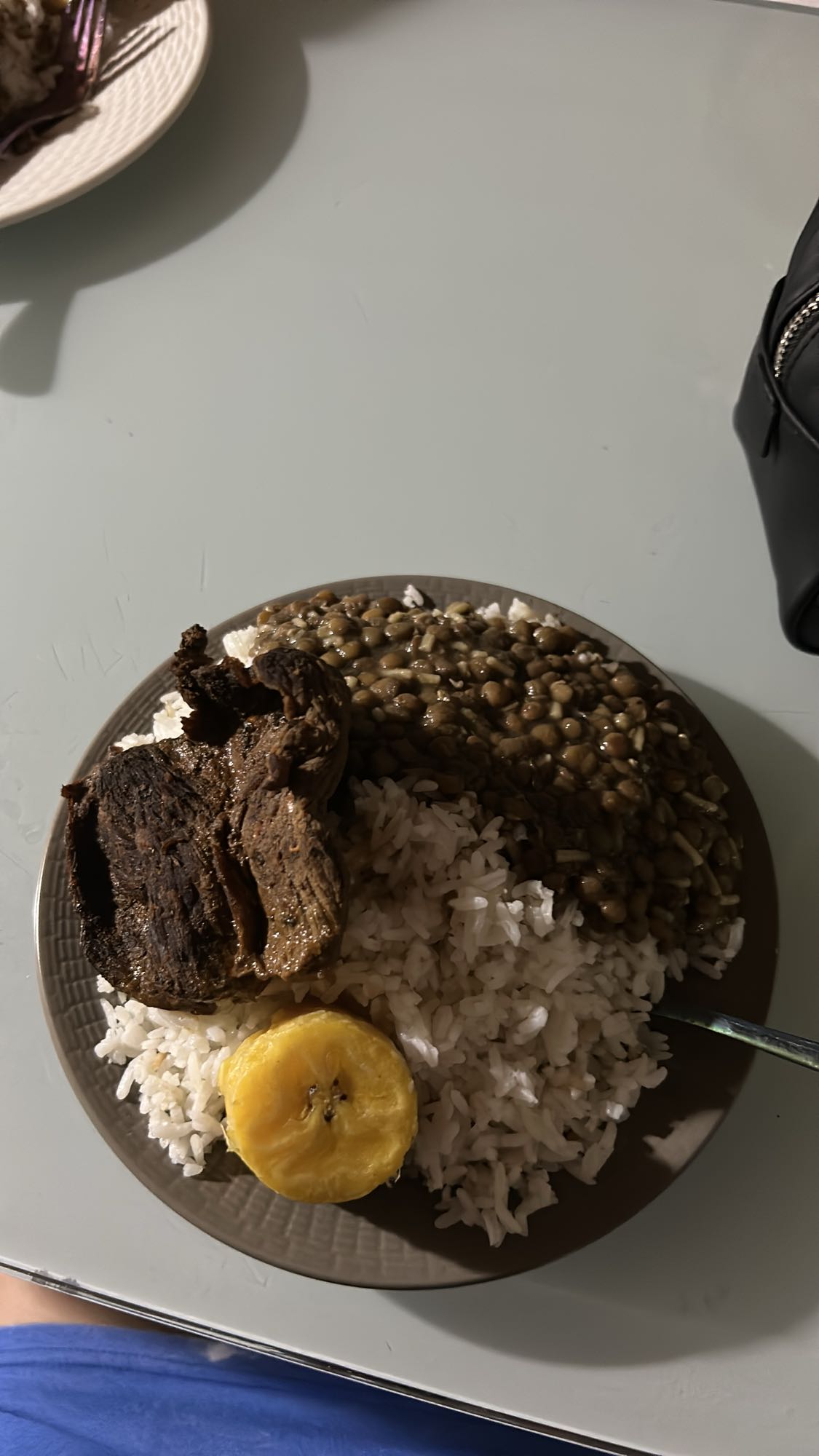 Carne con arroz y lentejas