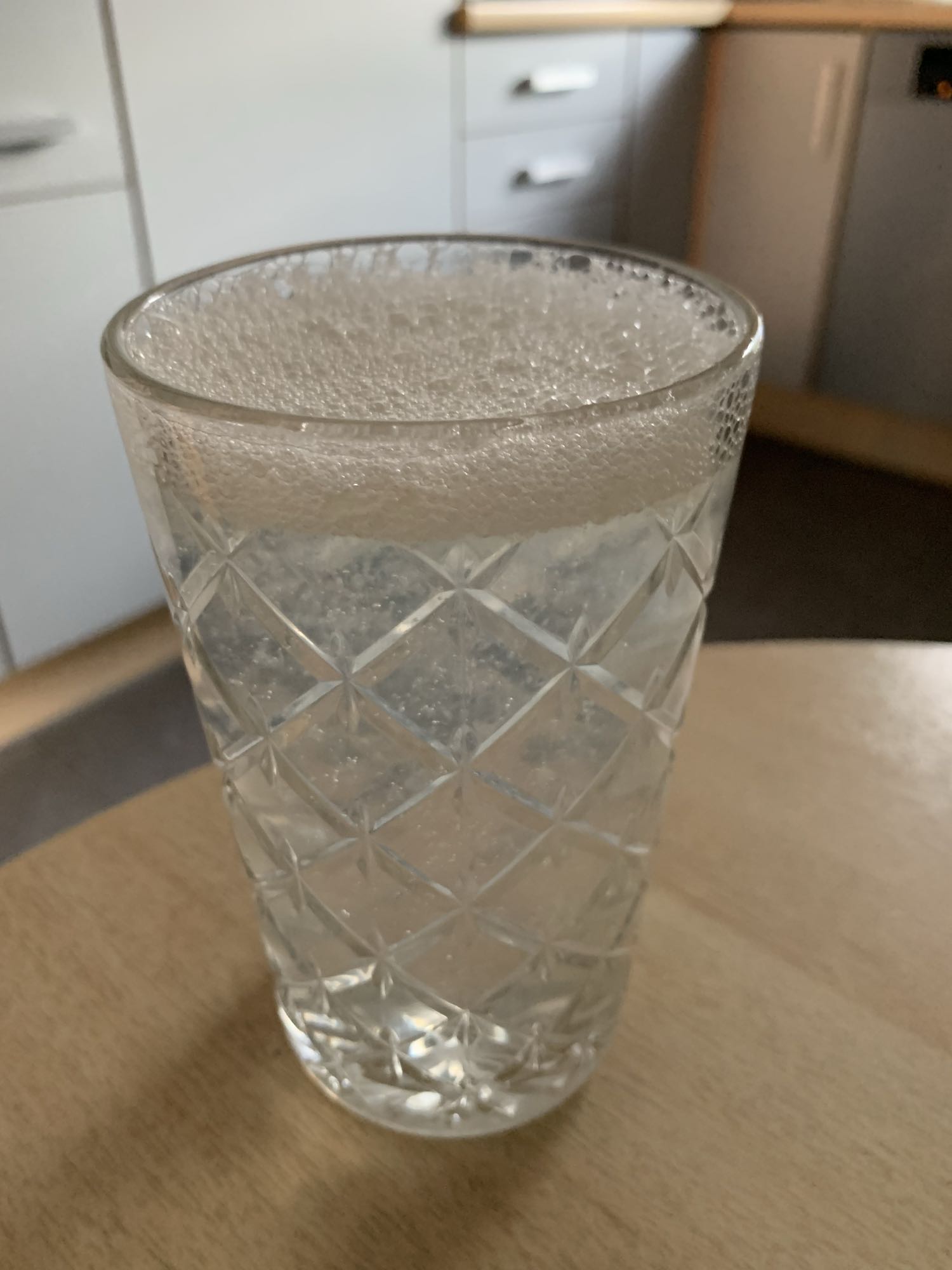 Wasser mit einer ausgepressten Zitrone