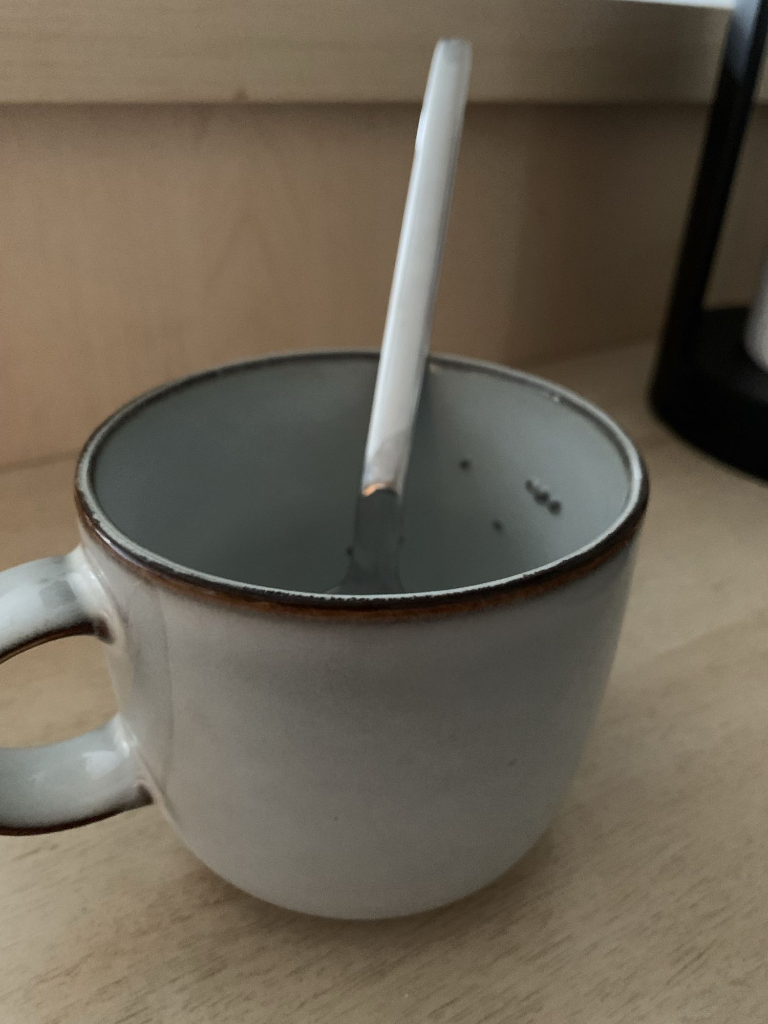 Tasse Milch mit Chiasamen