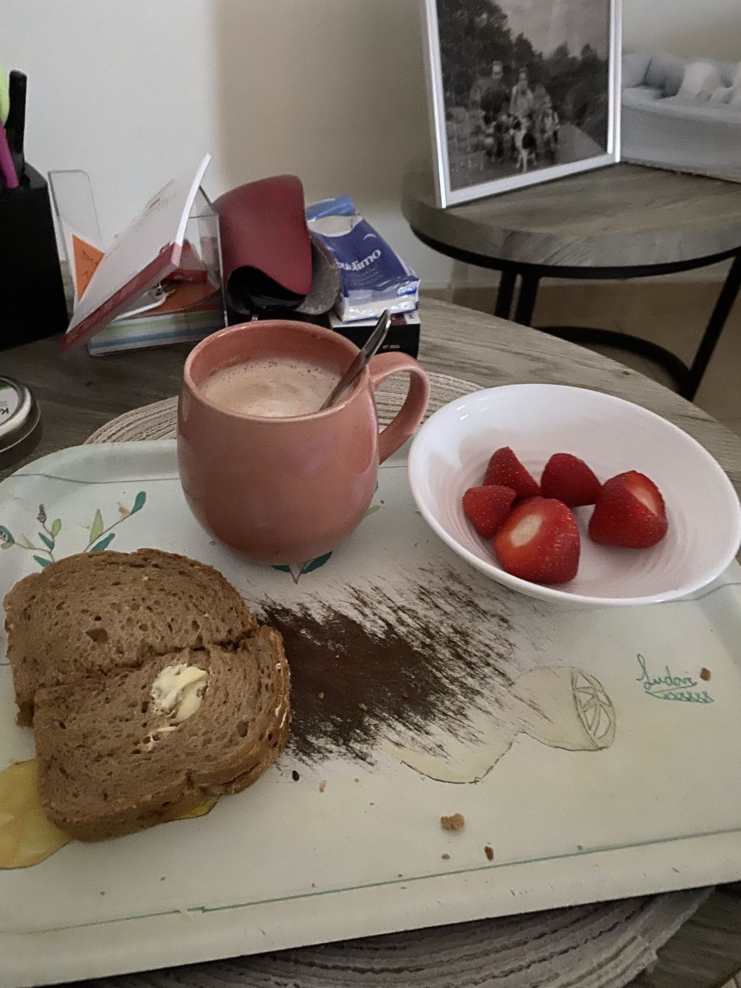 Ontbijt met brood en aardbei