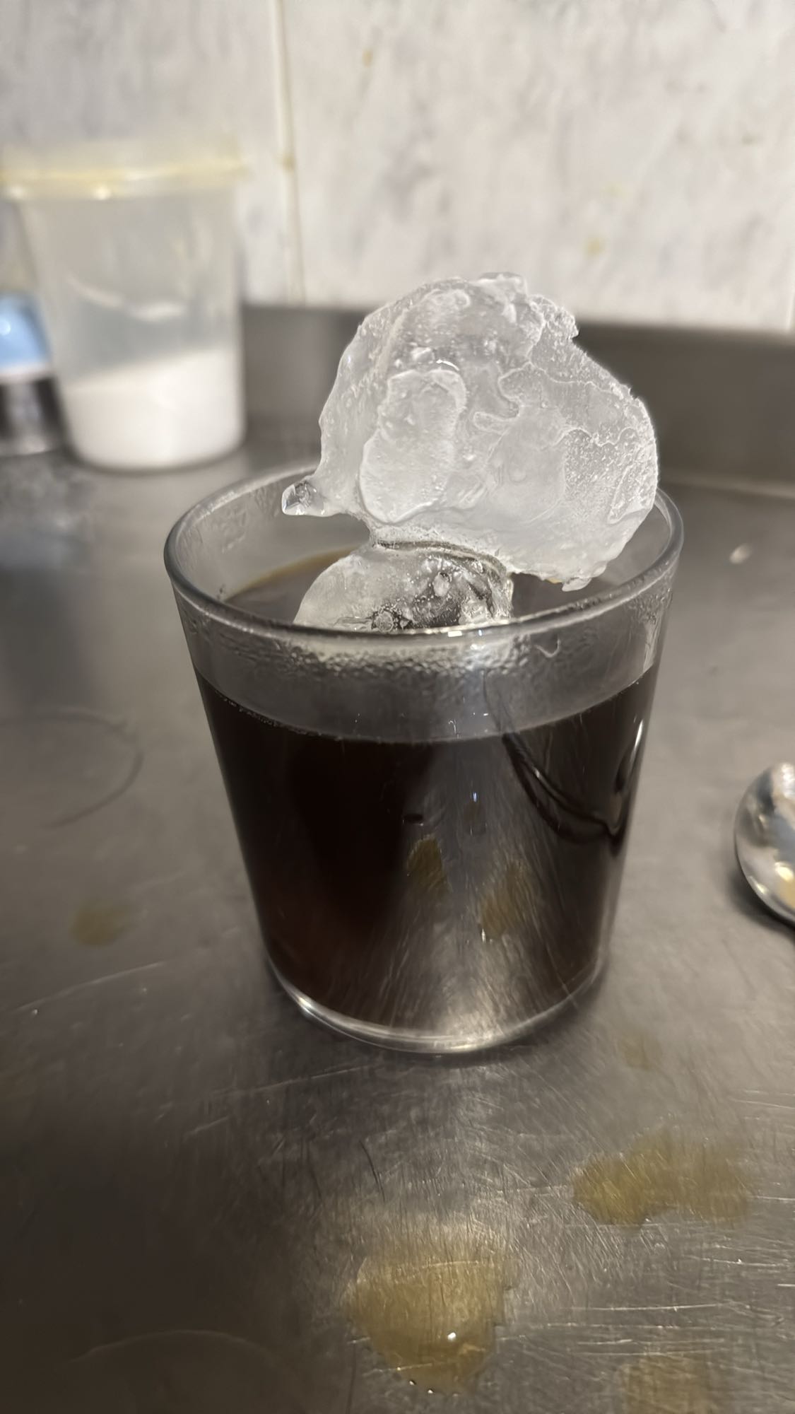 café frío con hielo