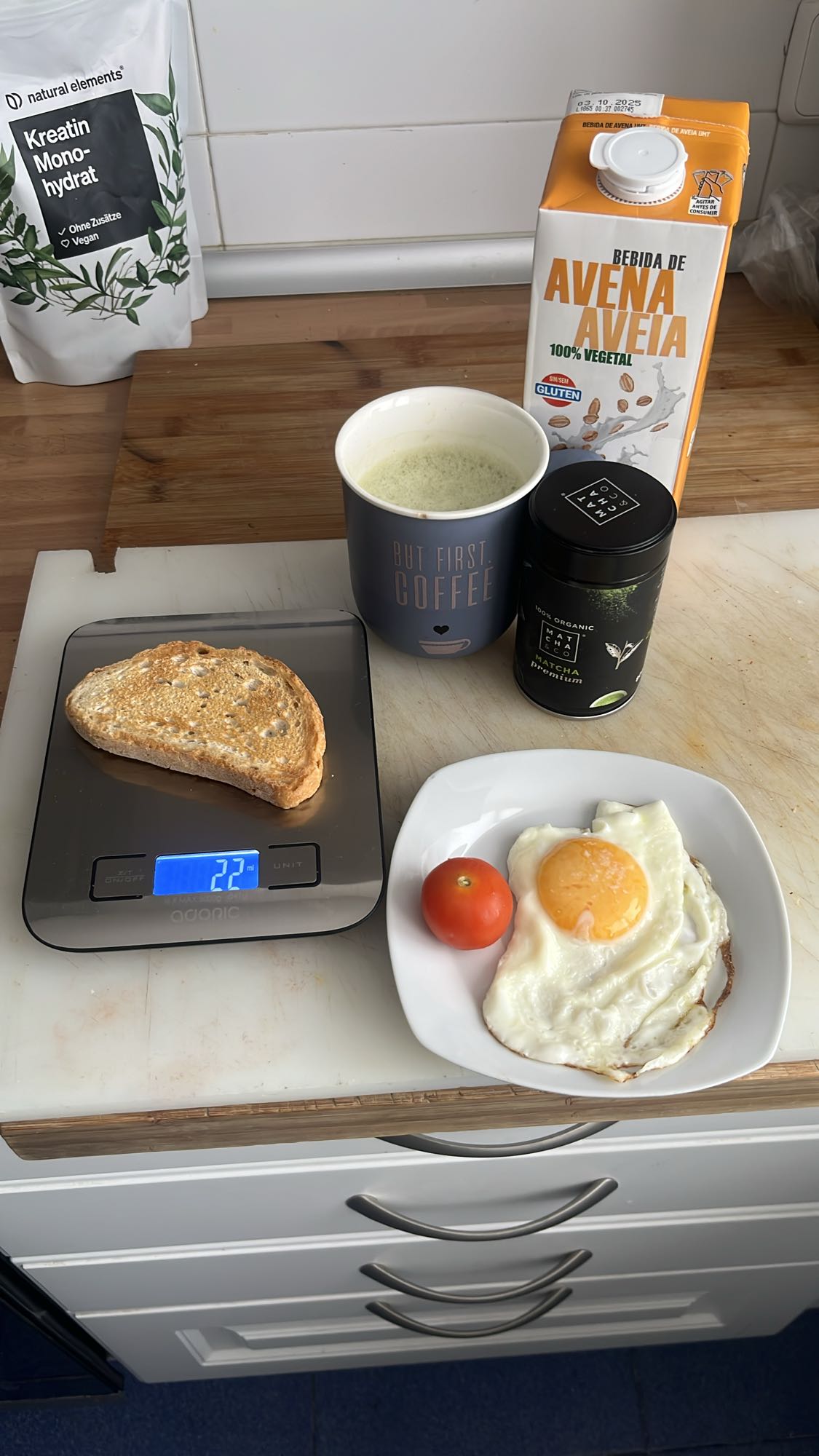 Desayuno con huevo y matcha