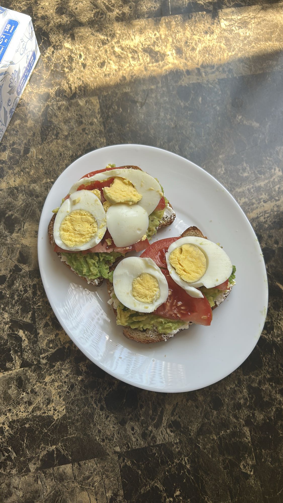 Тост с яйцом и авокадо