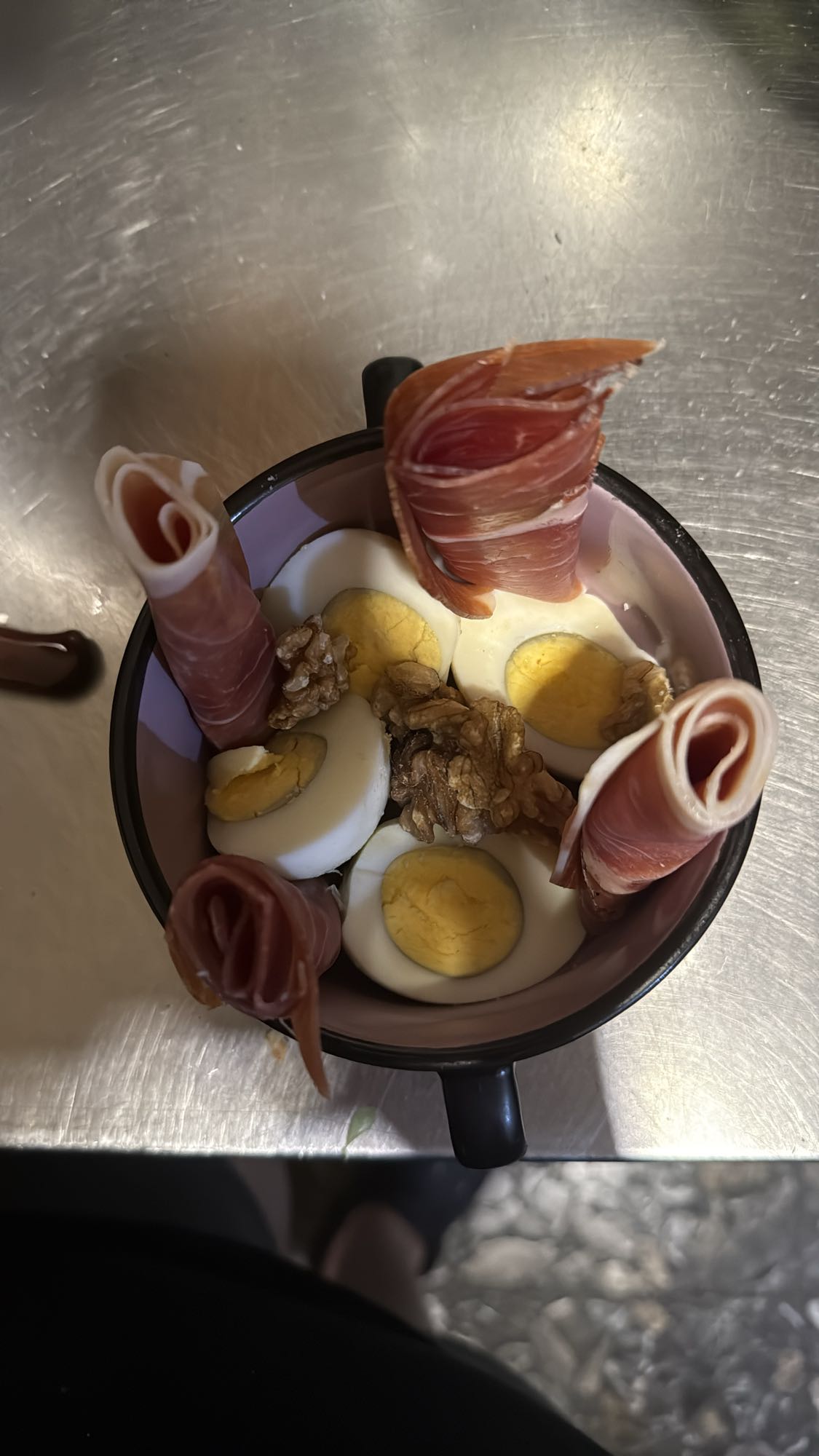 Huevos con jamón y nueces
