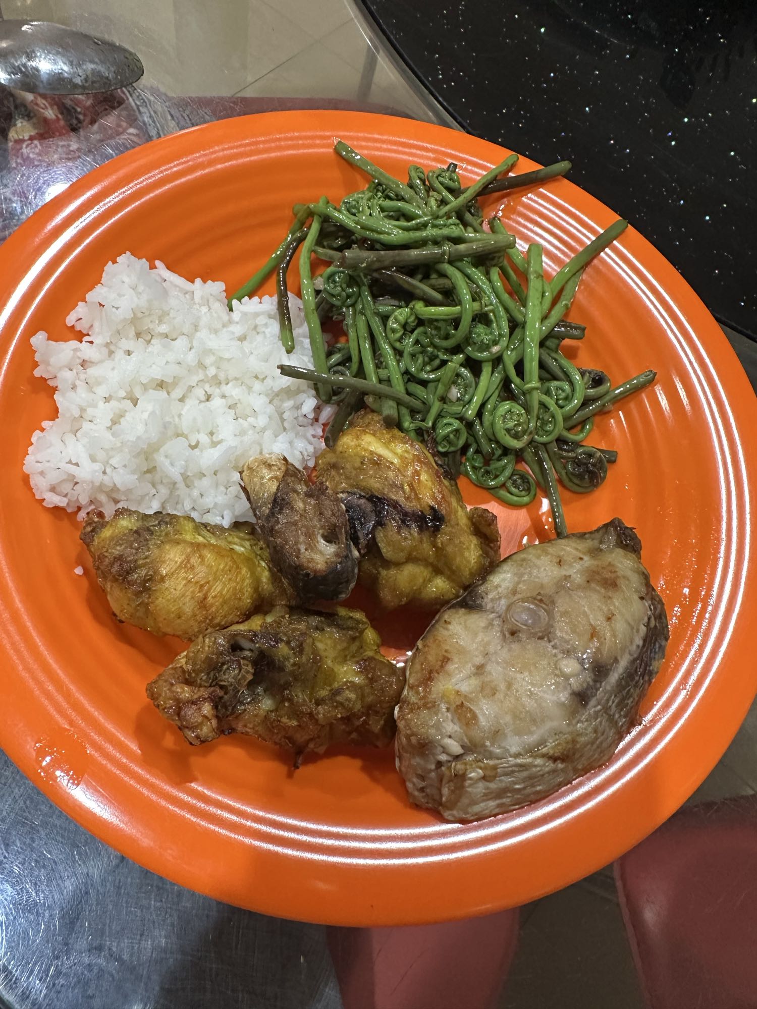 Nasi, ayam goreng, ikan, pakis