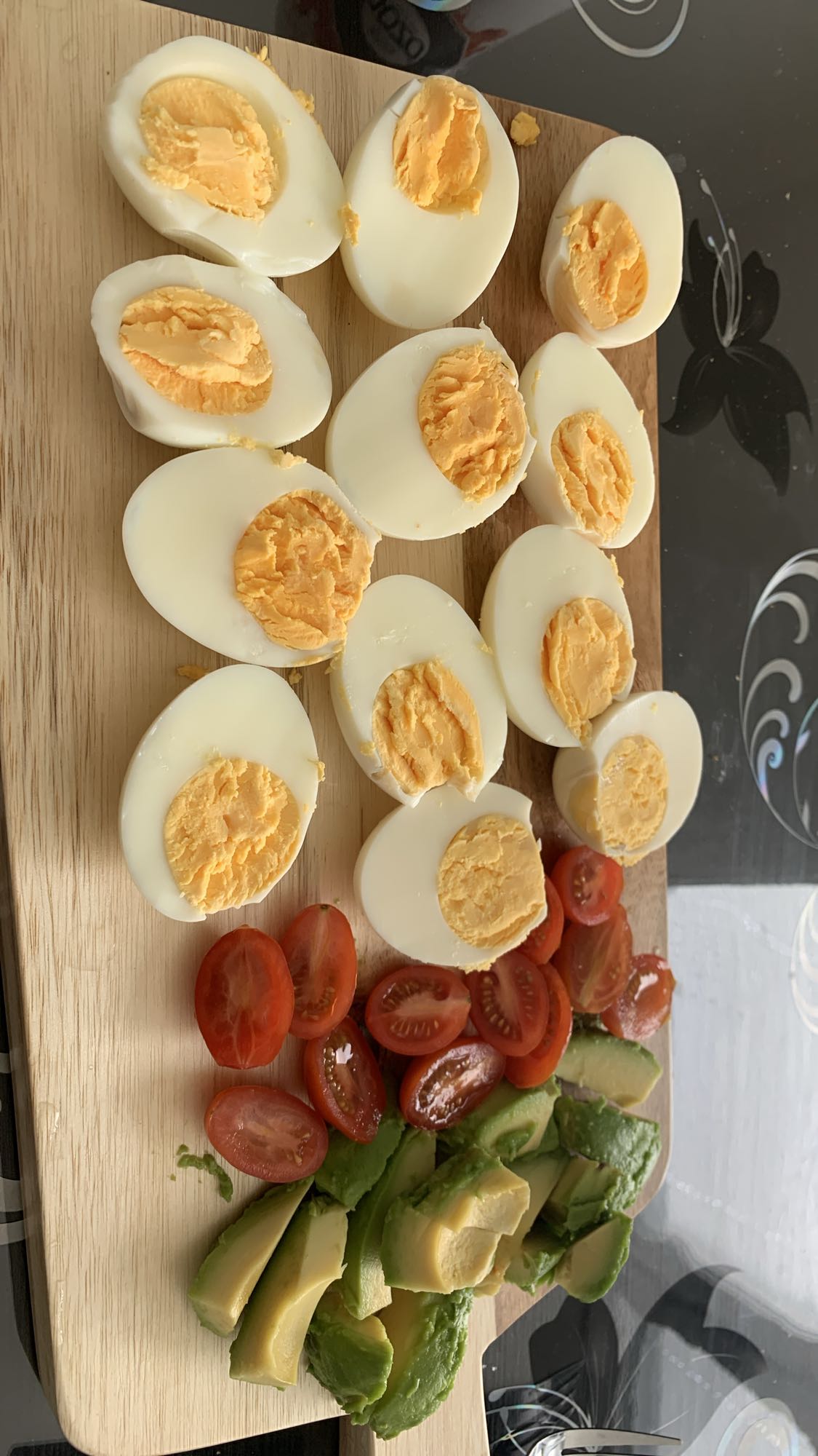 Ägg, avokado och tomatbricka