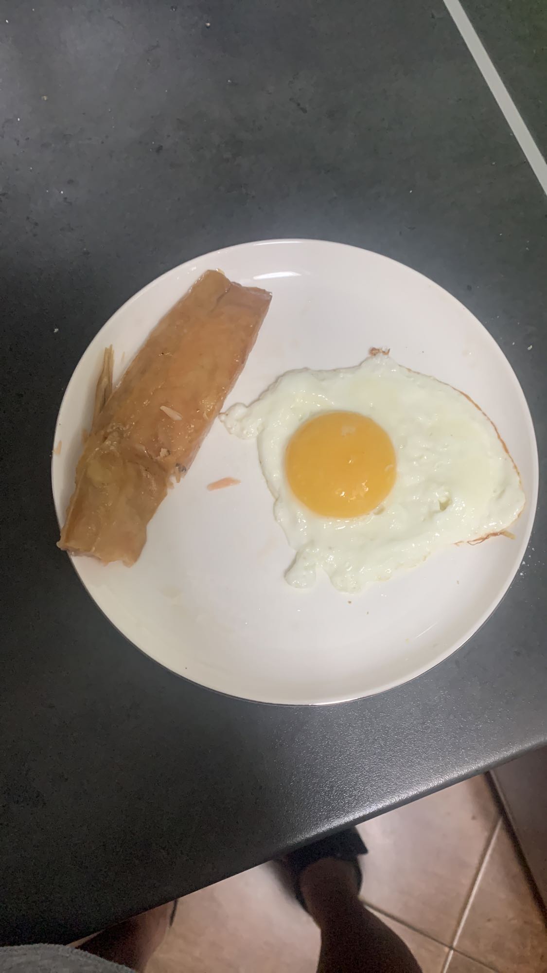 Jajko sadzone i gotowany maniok