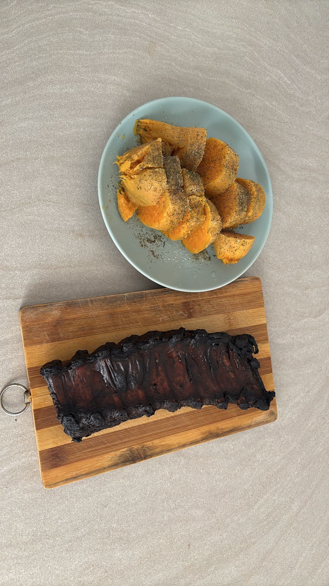 Coaste la grătar cu cartofi dulci