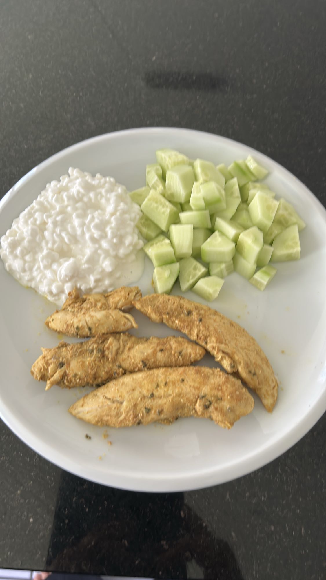 Kip, komkommer en hüttenkäse