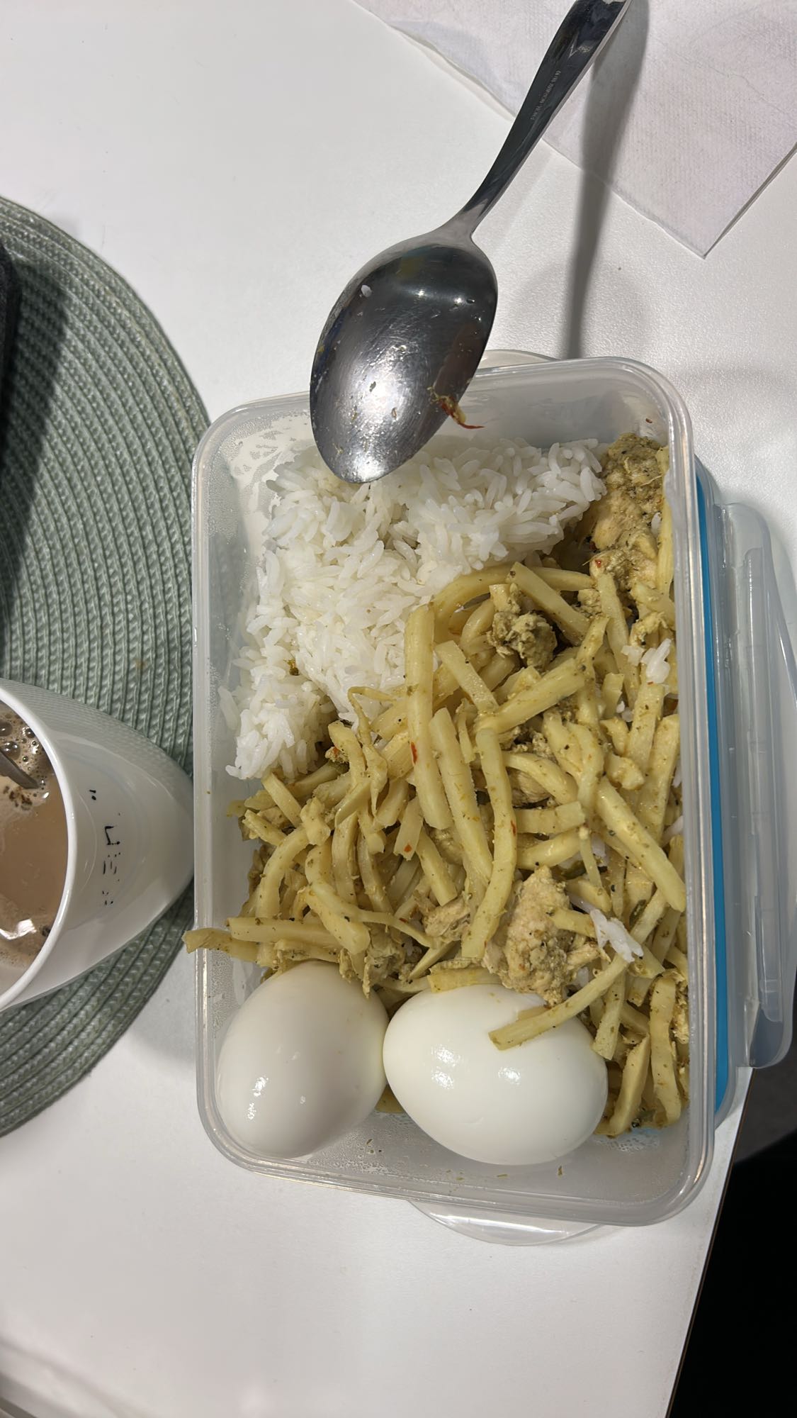 Eggs, ris og grønnsaker