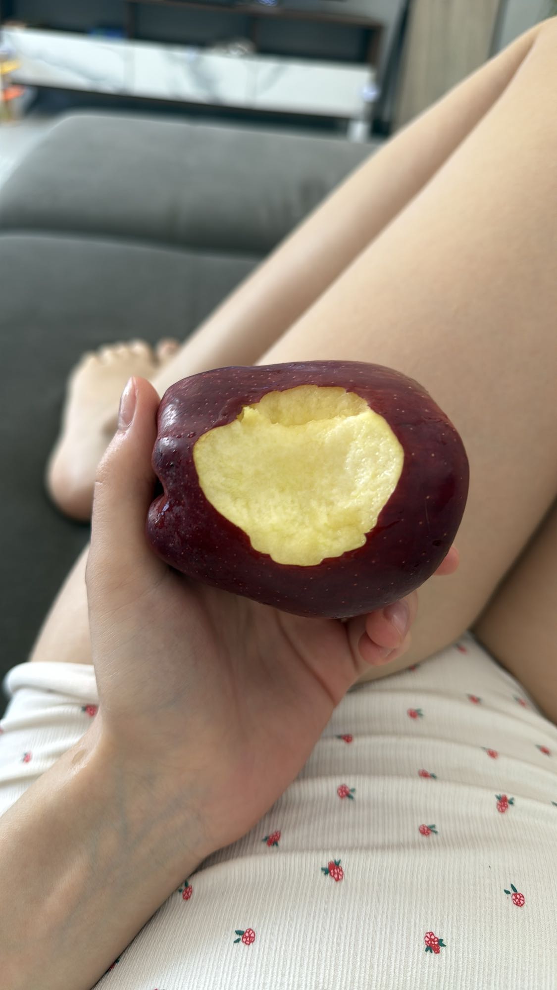 Красное яблоко