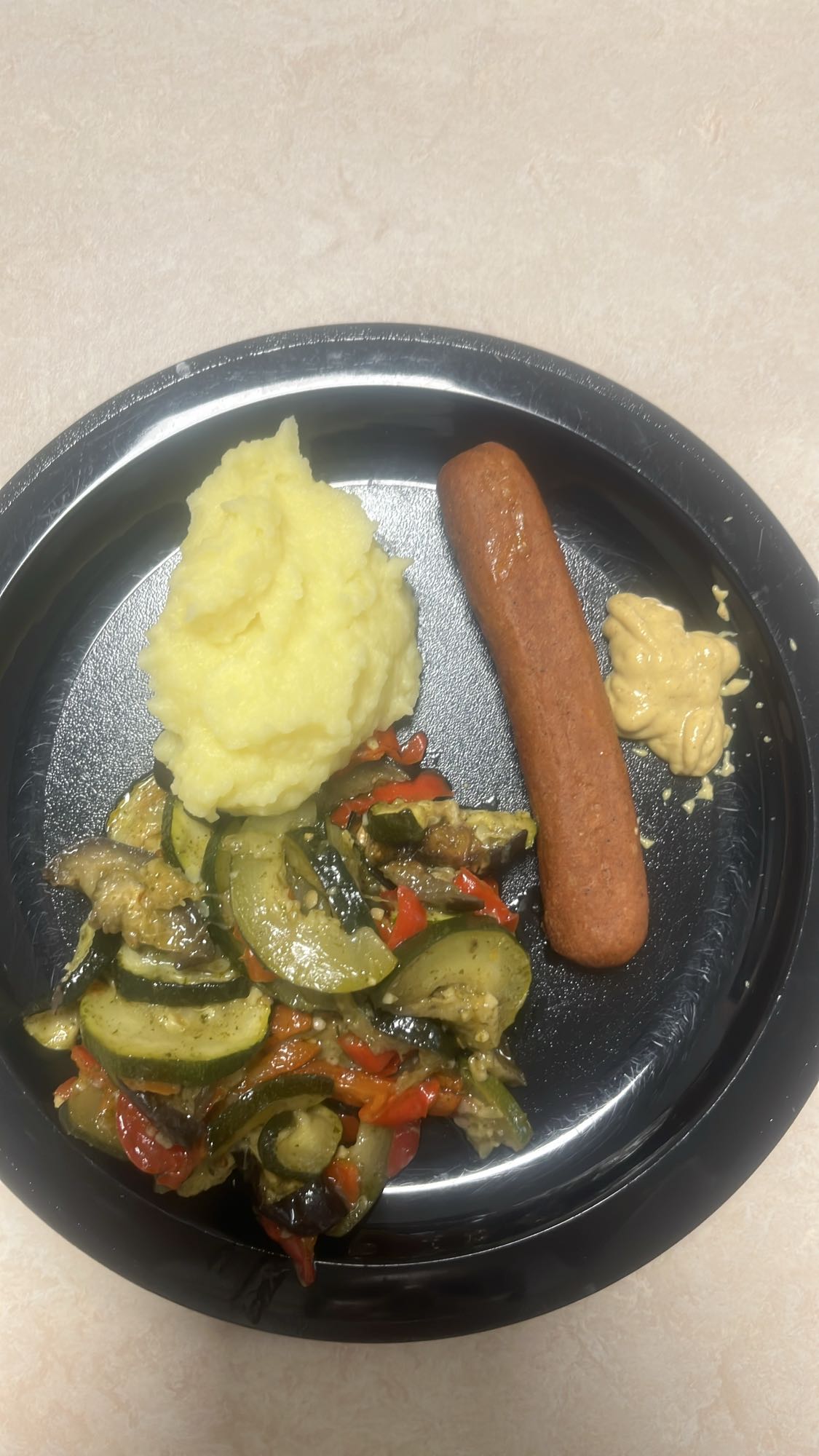 Korv med mos och grönsaker