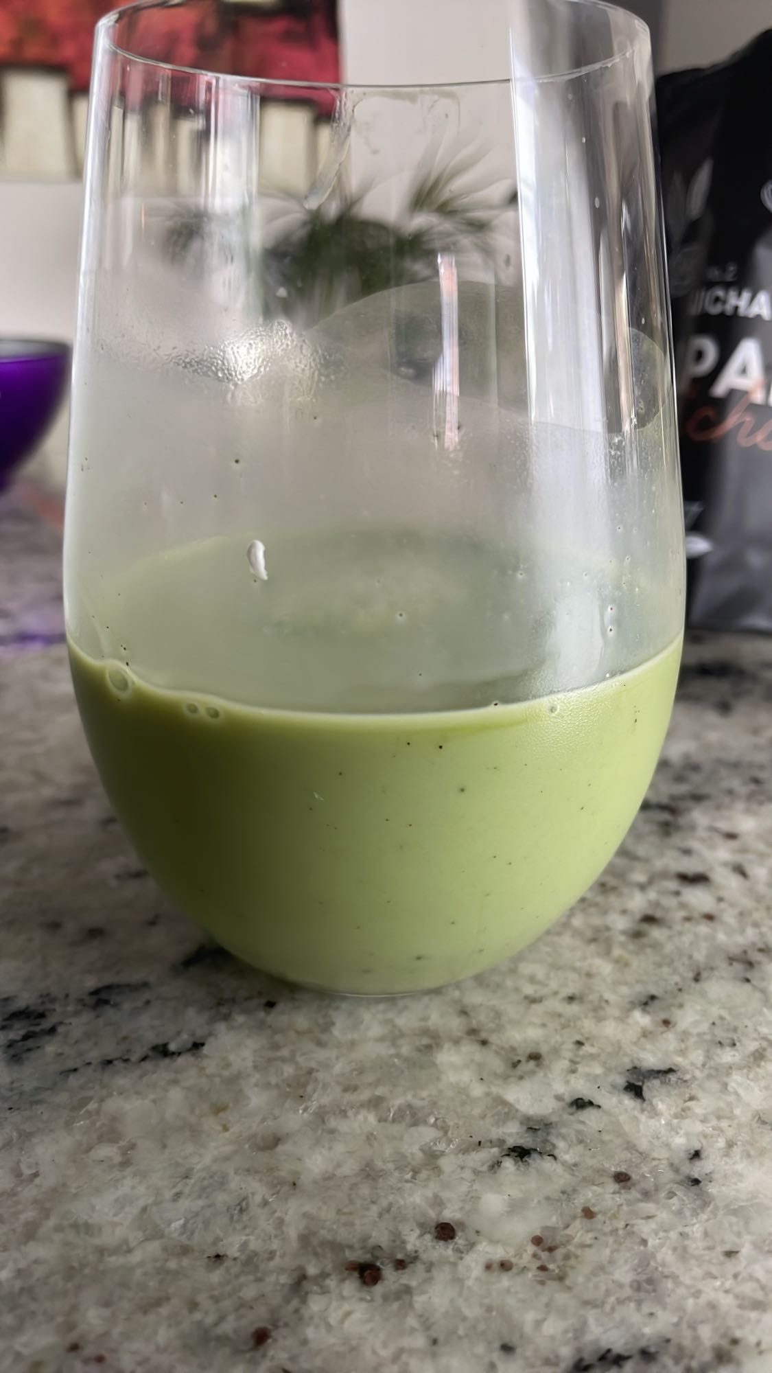 matcha latte z mlekiem migdałowym i miodem