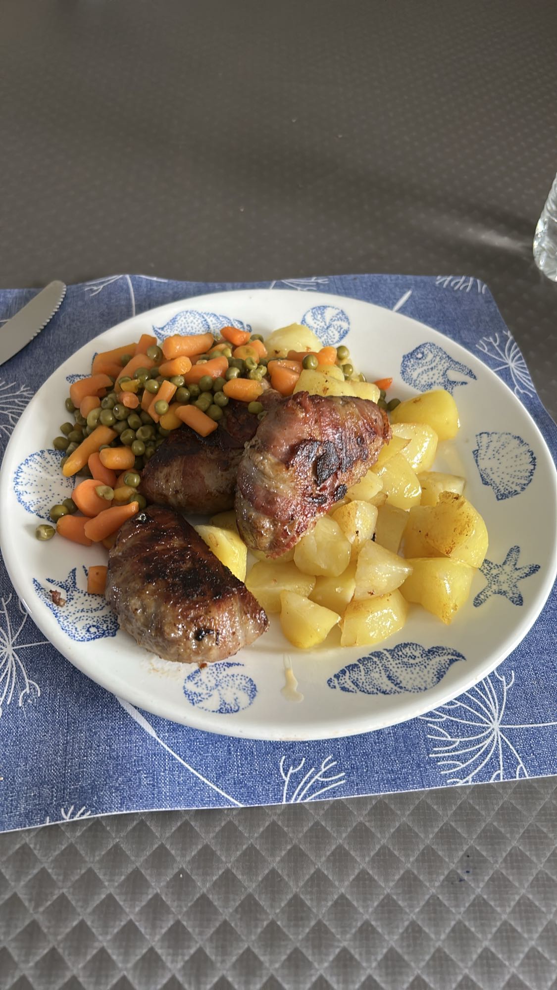 Vlees met groenten en aardappelen