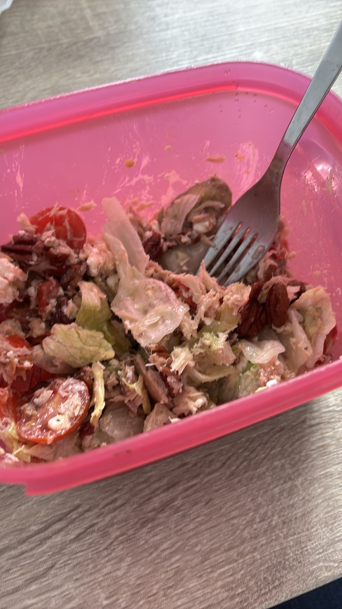 Salade au thon et noix