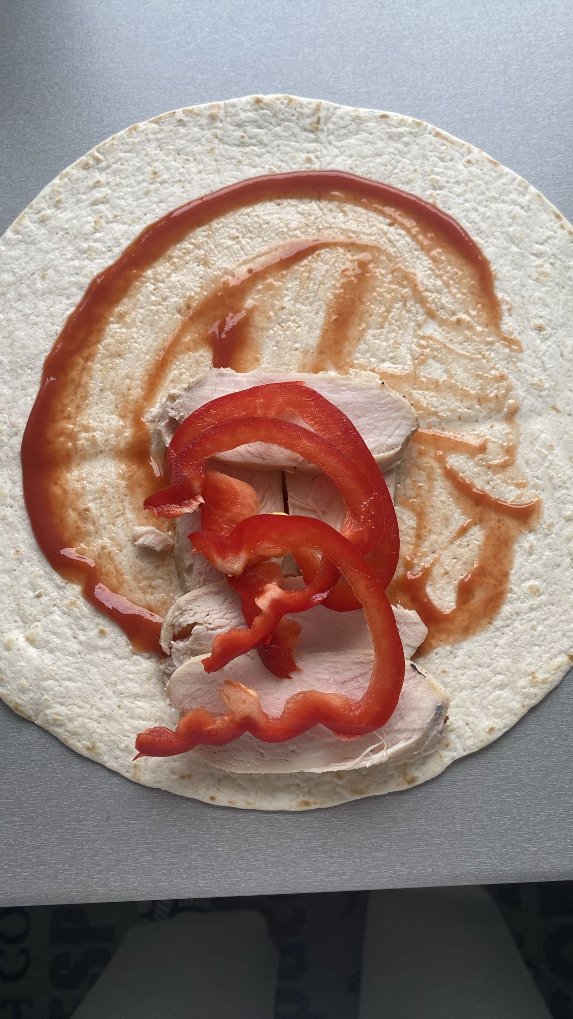 Wrap z kurczakiem i papryką