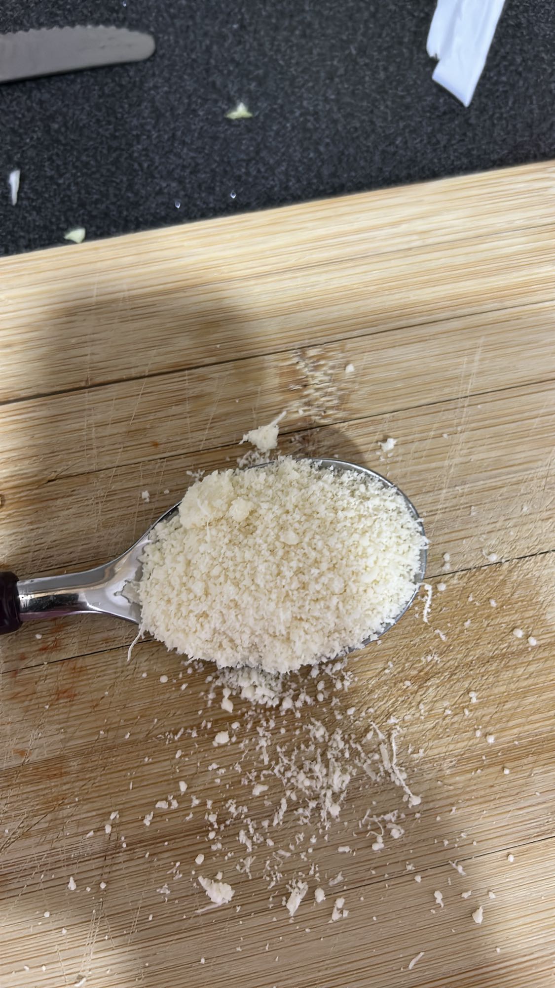 Revet parmesan på skje