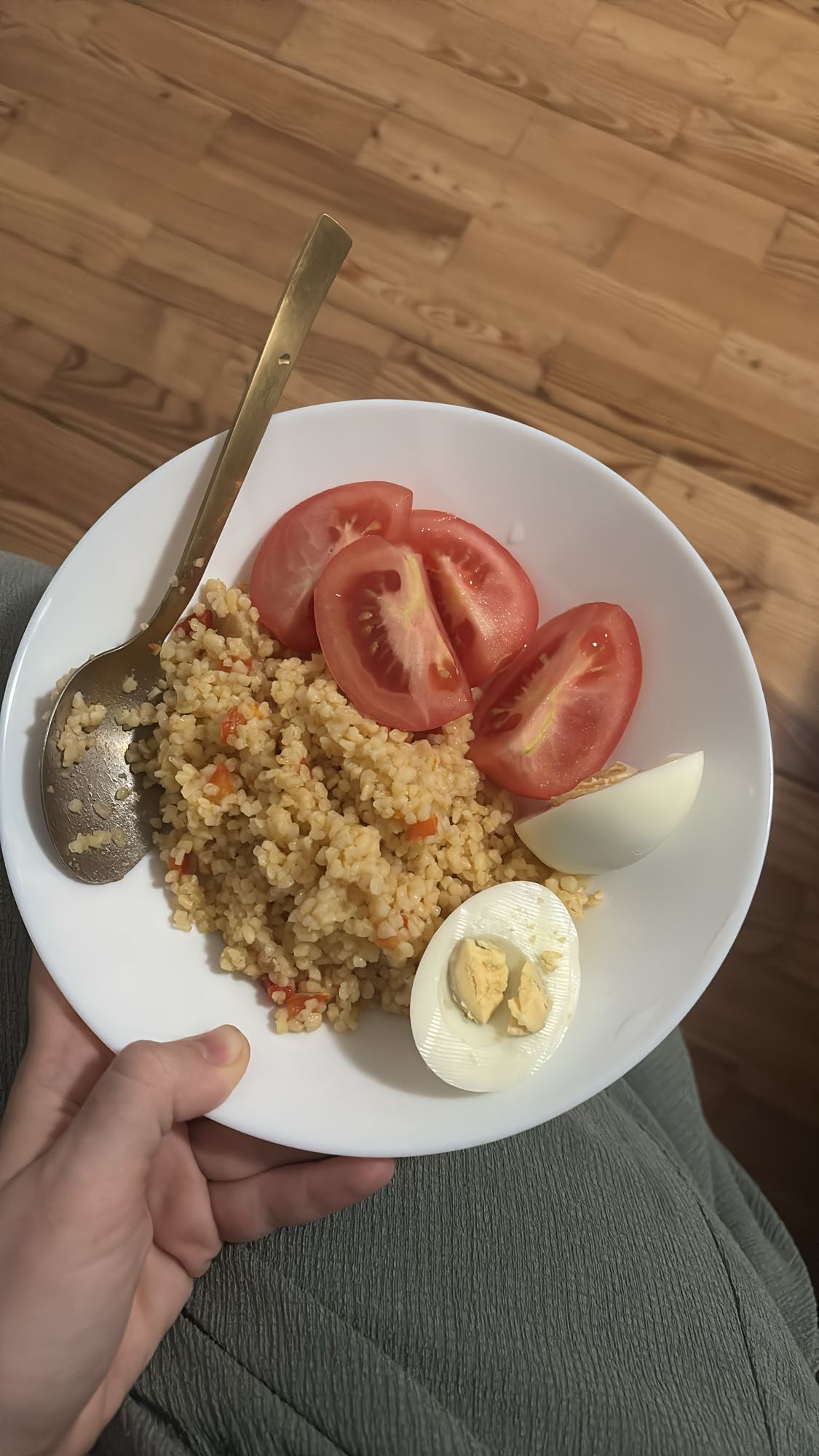 Булгур с яйцом и помидором