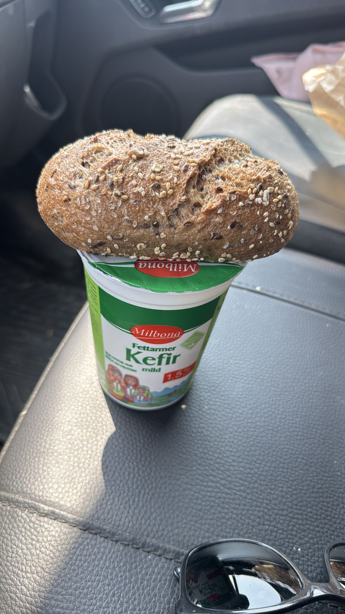 Kefir i chleb pełnoziarnisty