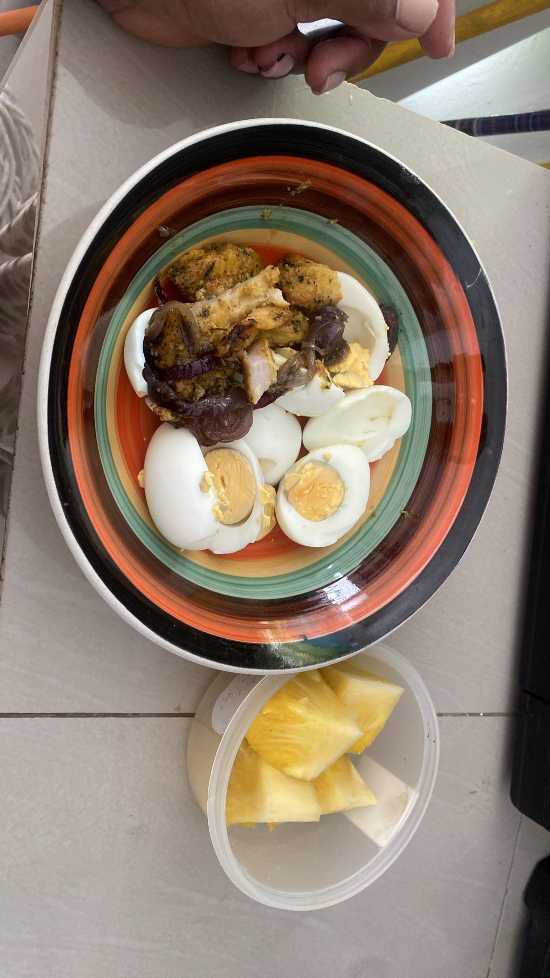 Huevos, pollo y piña