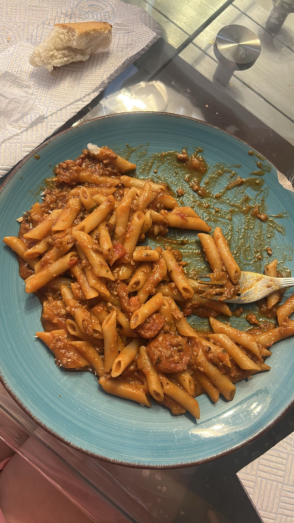 Pasta boloñesa con pan
