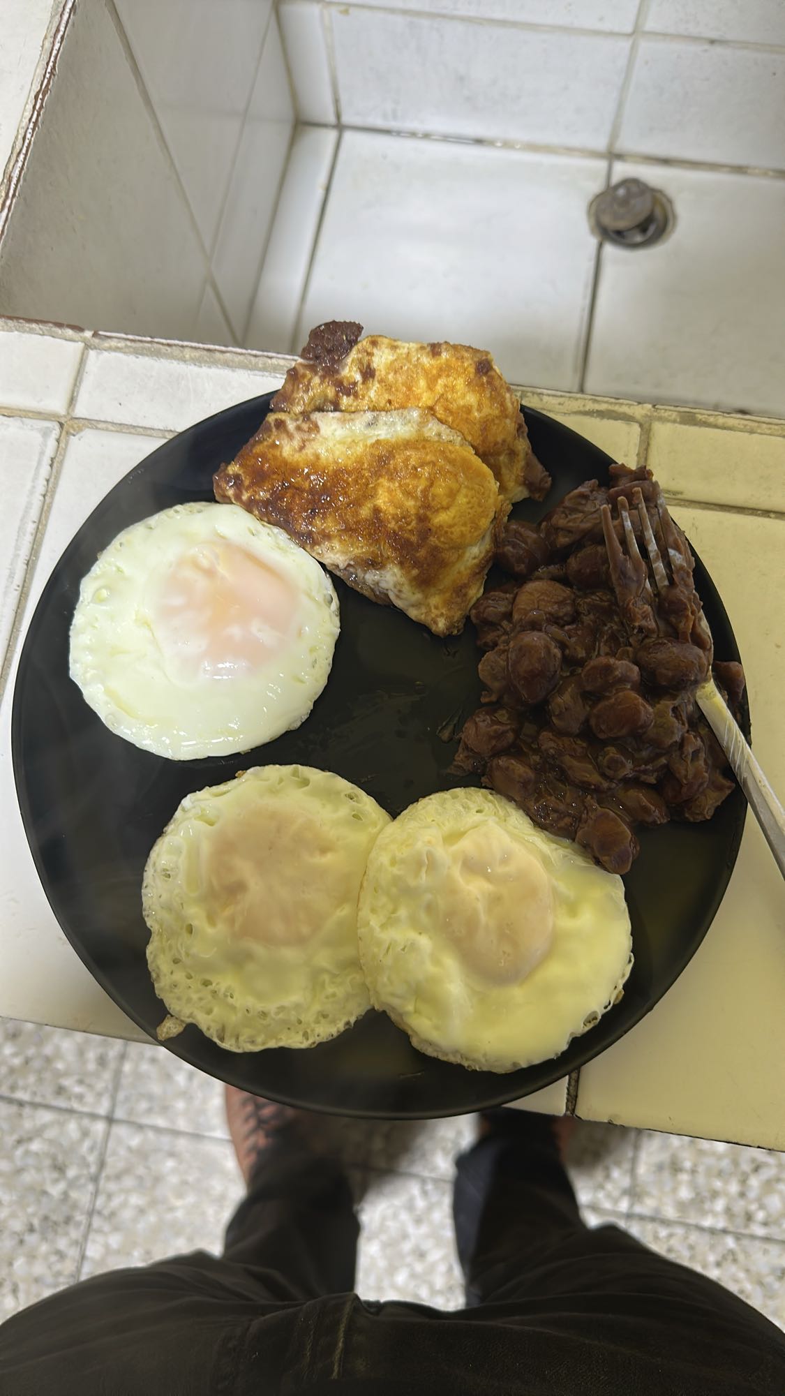 Desayuno con huevos y aceite de oliva extra virgen