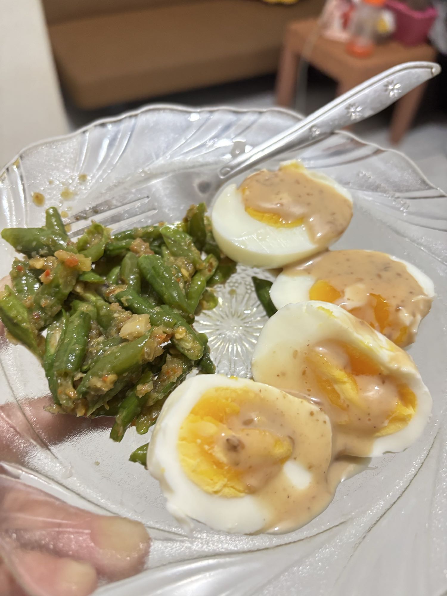 Telur rebus dan kacang panjang